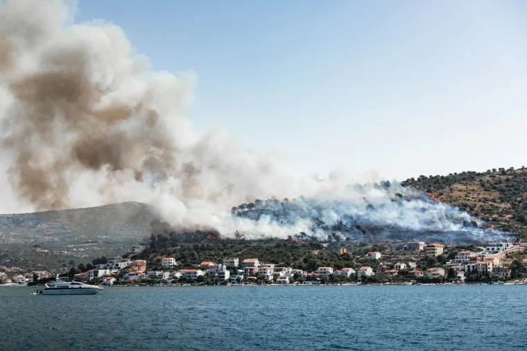 Požar na otvorenom prostoru kod Rogoznice: Na terenu 22 vatrogasca i osam vozila. Stigle i zračne snage