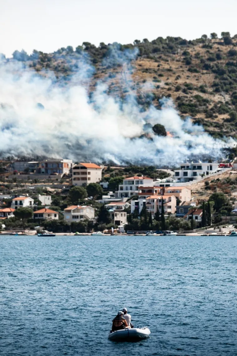 Požar na otvorenom prostoru kod Rogoznice: Na terenu 22 vatrogasca i osam vozila. Stigle i zračne snage