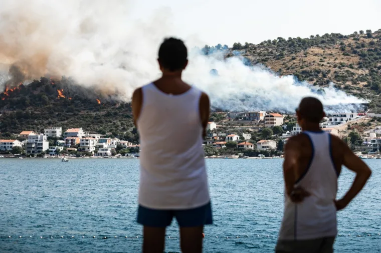 Požar na otvorenom prostoru kod Rogoznice: Na terenu 22 vatrogasca i osam vozila. Stigle i zračne snage
