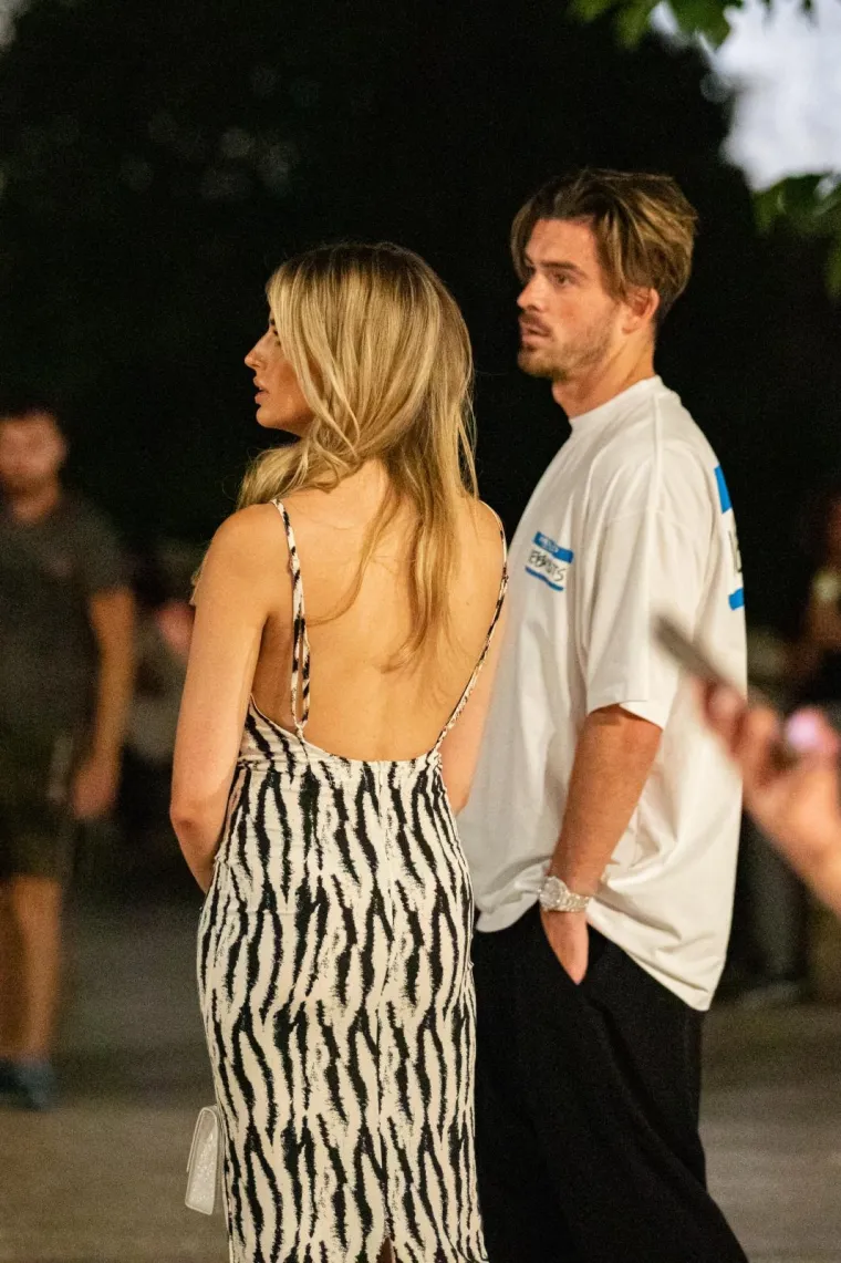 Jedna od najvećih zvijezda Premier lige u društvu lijepe djevojke snimljena na jugu zemlje