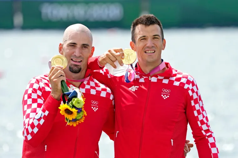 Hrvatska se vratila sa osam medalja iz Tokija. Zlatni su bili tekvondašica Matea Jelić, braća Sinković u dvojcu, te Nikola Mektić i Mate Pavić u teniskim parovima.
Srebra su osvojili Tonči Stipanović u laseru, teniski par Marin Čilić i Ivan Dodig, te gimnastičar Tin Srbić, dok su bronce osvojili tekvondaš Toni Kanaet i Damir Martin u samcu.