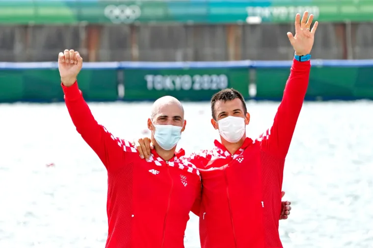 Scene koje su već sad u&scaron;le u antologiju hrvatskog sporta: Lijepa na&scaron;a ori se Tokijom, braća Sinković su najbolja na svijetu