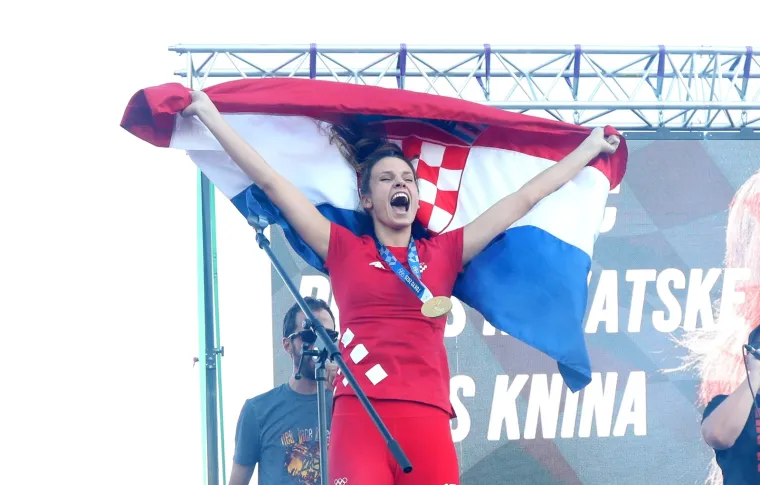 Zlatna olimpijka Matea Jelić dočekana u svom Kninu: 'Svi su euforični'