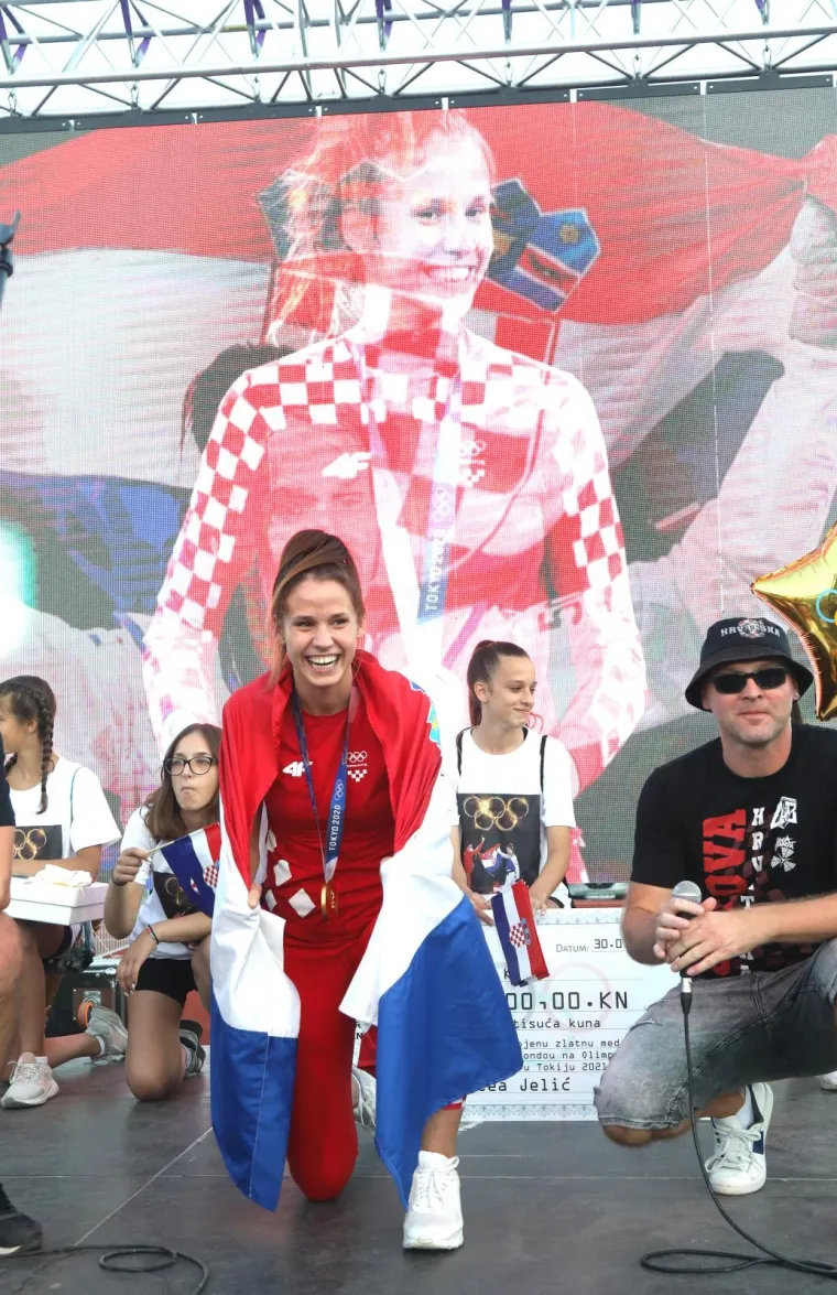 Zlatna olimpijka Matea Jelić dočekana u svom Kninu: 'Svi su euforični'