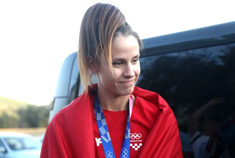 Zlatna olimpijka Matea Jelić dočekana u svom Kninu: 'Svi su euforični'