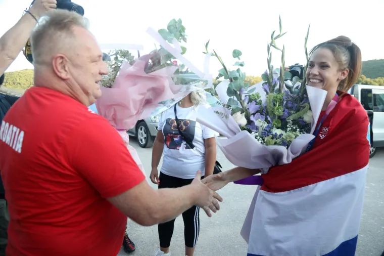 Zlatna olimpijka Matea Jelić dočekana u svom Kninu: 'Svi su euforični'