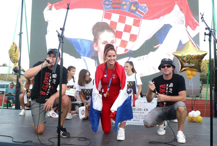 Zlatna olimpijka Matea Jelić dočekana u svom Kninu: 'Svi su euforični'