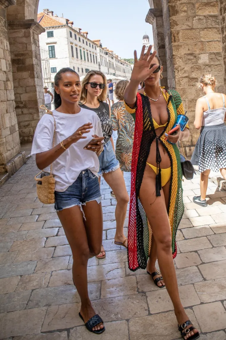Jasmine Tookes, Shanina Shaik, Sara Sampaio, Josephine Skriver, Lais Ribiero, Kelysey Merritt