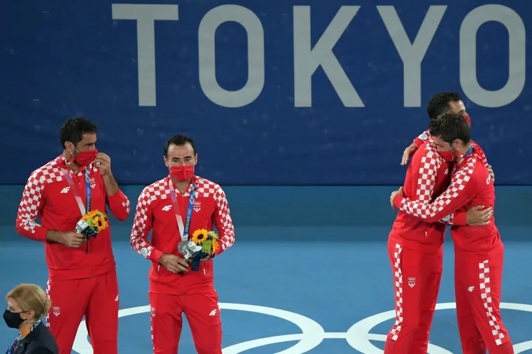 Ovo ćemo gledati stotine i stotine puta, Lijepa naša zaorila se Tokijem, Hrvati su na krovu svijeta