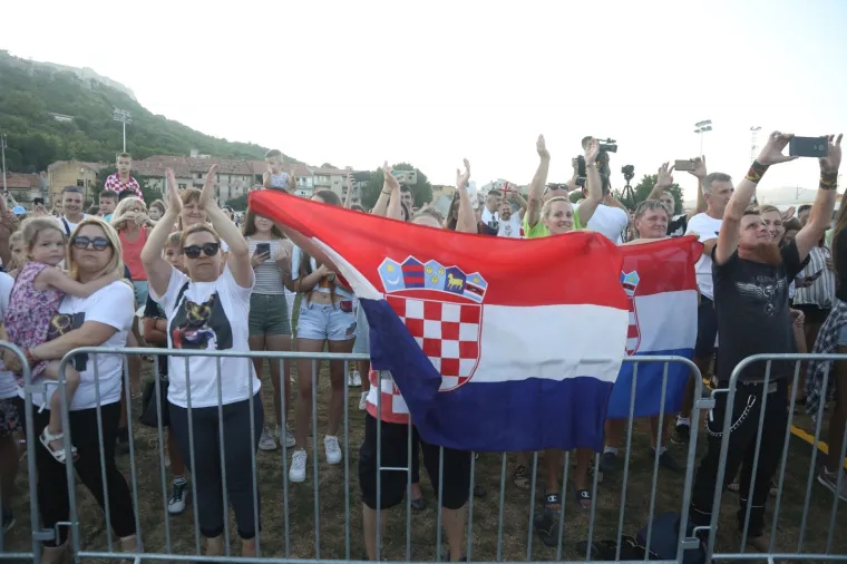 Matea Jelić stigla u rodni Knin, dočekala ju i urnebesna poruka