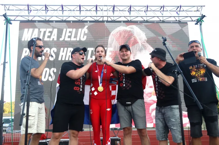 Matea Jelić stigla u rodni Knin, dočekala ju i urnebesna poruka