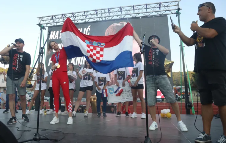 Matea Jelić stigla u rodni Knin, dočekala ju i urnebesna poruka