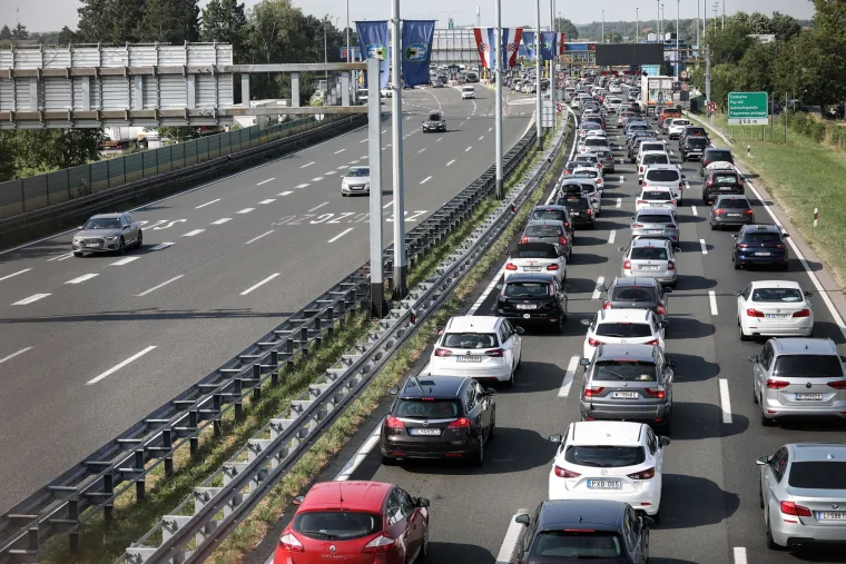 Kilometarske kolone na Lučkom, u tunelima i na granicama - pojačan i pomorski promet