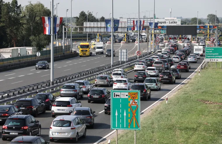 Kilometarske kolone na Lučkom, u tunelima i na granicama - pojačan i pomorski promet