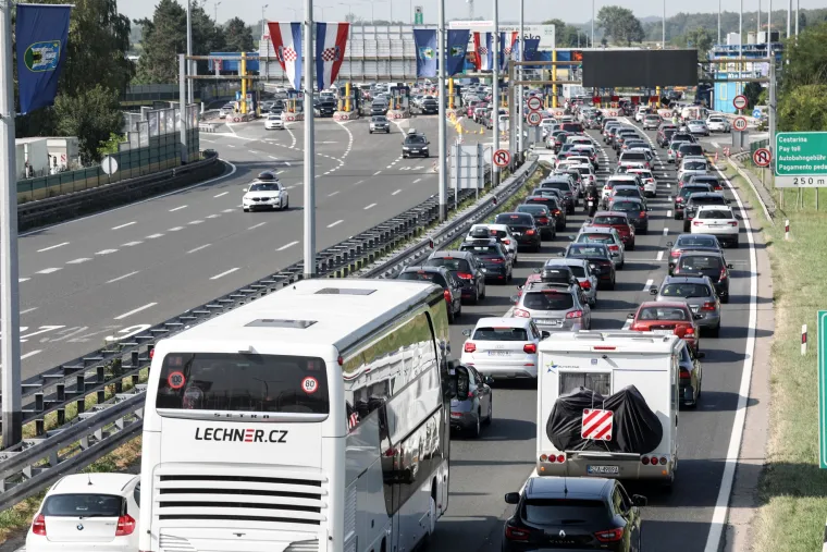 Kilometarske kolone na Lučkom, u tunelima i na granicama - pojačan i pomorski promet