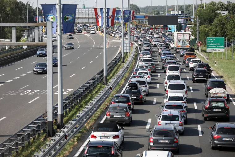 Kilometarske kolone na Lučkom, u tunelima i na granicama - pojačan i pomorski promet