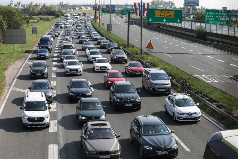 Kilometarske kolone na Lučkom, u tunelima i na granicama - pojačan i pomorski promet