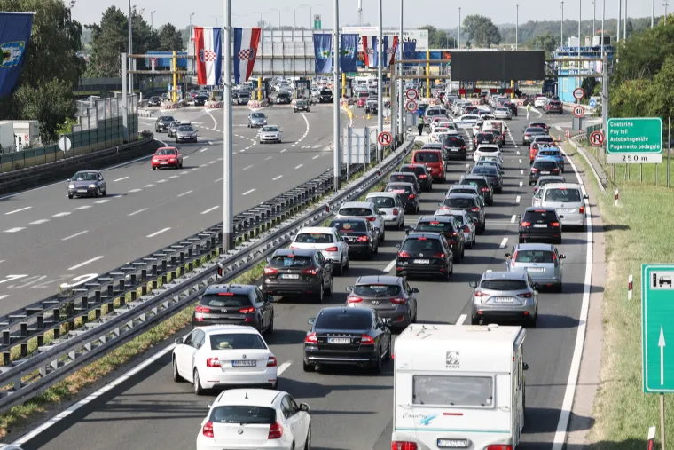 Kilometarske kolone na Lučkom, u tunelima i na granicama - pojačan i pomorski promet