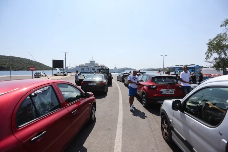 Kilometarske kolone na Lučkom, u tunelima i na granicama - pojačan i pomorski promet