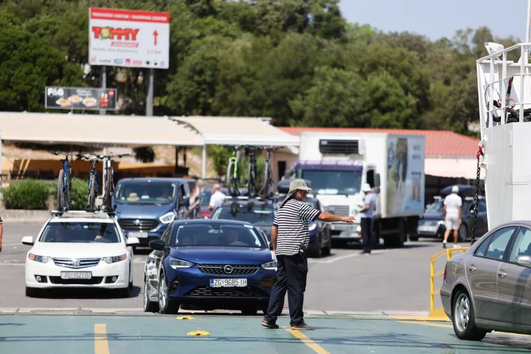 Kilometarske kolone na Lučkom, u tunelima i na granicama - pojačan i pomorski promet