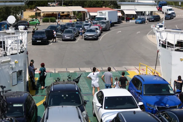 Kilometarske kolone na Lučkom, u tunelima i na granicama - pojačan i pomorski promet