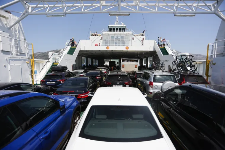 Kilometarske kolone na Lučkom, u tunelima i na granicama - pojačan i pomorski promet