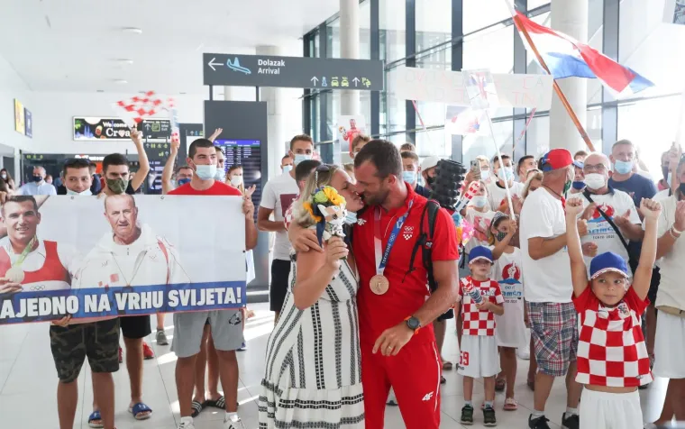 U zračnoj luci Franjo Tuđman organiziran je doček za olimpijsku veslačku i juduo reprezentaciju Hrvatske. Letom iz Istanbula stigli su zlatna veslačka braća Martin i Valent Sinković, brončani Damir Martin i njihovi treneri Nikola Bralić i Srećko Šuk te kompletna judo reprezentacija s trenerima.