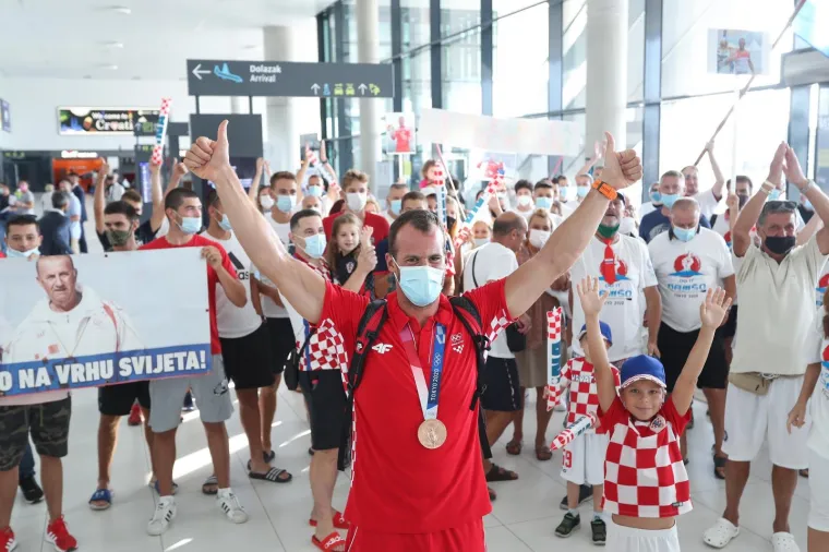 Hrvatska se vratila sa osam medalja iz Tokija. Zlatni su bili tekvondašica Matea Jelić, braća Sinković u dvojcu, te Nikola Mektić i Mate Pavić u teniskim parovima.
Srebra su osvojili Tonči Stipanović u laseru, teniski par Marin Čilić i Ivan Dodig, te gimnastičar Tin Srbić, dok su bronce osvojili tekvondaš Toni Kanaet i Damir Martin u samcu.