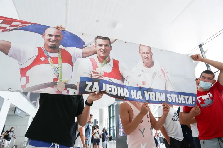 U zračnoj luci Franjo Tuđman organiziran je doček za olimpijsku veslačku i juduo reprezentaciju Hrvatske. Letom iz Istanbula stigli su zlatna veslačka braća Martin i Valent Sinković, brončani Damir Martin i njihovi treneri Nikola Bralić i Srećko Šuk te kompletna judo reprezentacija s trenerima.