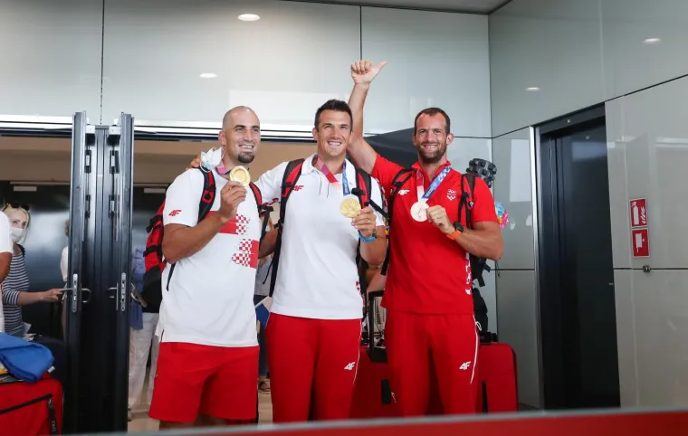 U zračnoj luci Franjo Tuđman organiziran je doček za olimpijsku veslačku i juduo reprezentaciju Hrvatske. Letom iz Istanbula stigli su zlatna veslačka braća Martin i Valent Sinković, brončani Damir Martin i njihovi treneri Nikola Bralić i Srećko Šuk te kompletna judo reprezentacija s trenerima.