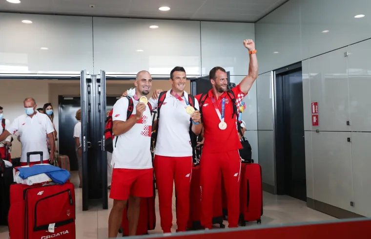U zračnoj luci Franjo Tuđman organiziran je doček za olimpijsku veslačku i juduo reprezentaciju Hrvatske. Letom iz Istanbula stigli su zlatna veslačka braća Martin i Valent Sinković, brončani Damir Martin i njihovi treneri Nikola Bralić i Srećko Šuk te kompletna judo reprezentacija s trenerima.