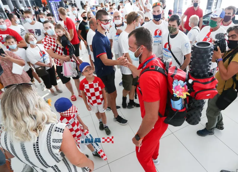 U zračnoj luci Franjo Tuđman organiziran je doček za olimpijsku veslačku i juduo reprezentaciju Hrvatske. Letom iz Istanbula stigli su zlatna veslačka braća Martin i Valent Sinković, brončani Damir Martin i njihovi treneri Nikola Bralić i Srećko Šuk te kompletna judo reprezentacija s trenerima.