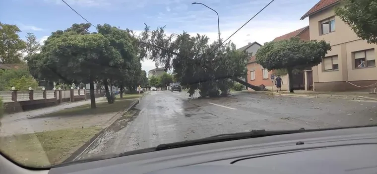 Snažno nevrijeme poharalo Sisak i Petrinju - o&scaron;tećene kuće, uru&scaron;ena stabla...