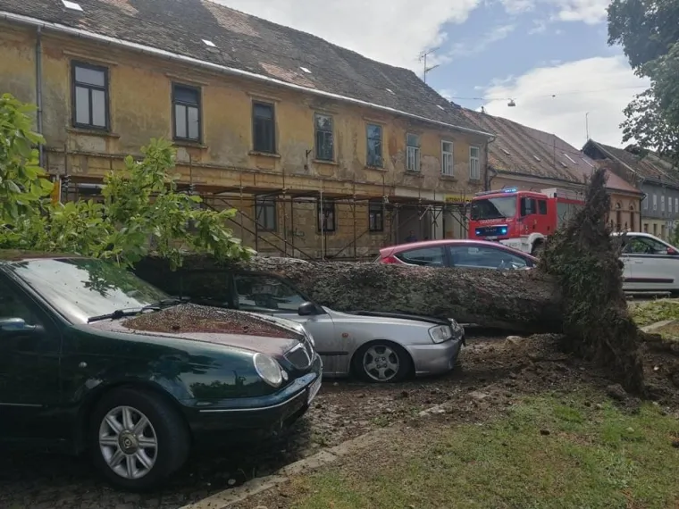 Snažno nevrijeme poharalo Sisak i Petrinju - o&scaron;tećene kuće, uru&scaron;ena stabla...