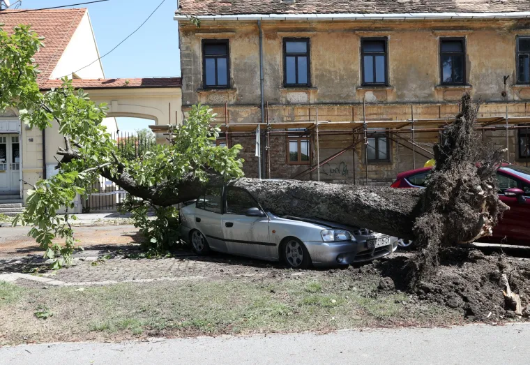 Snažno nevrijeme poharalo Sisak i Petrinju - o&scaron;tećene kuće, uru&scaron;ena stabla...