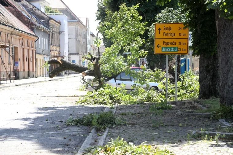 Snažno nevrijeme poharalo Sisak i Petrinju - o&scaron;tećene kuće, uru&scaron;ena stabla...