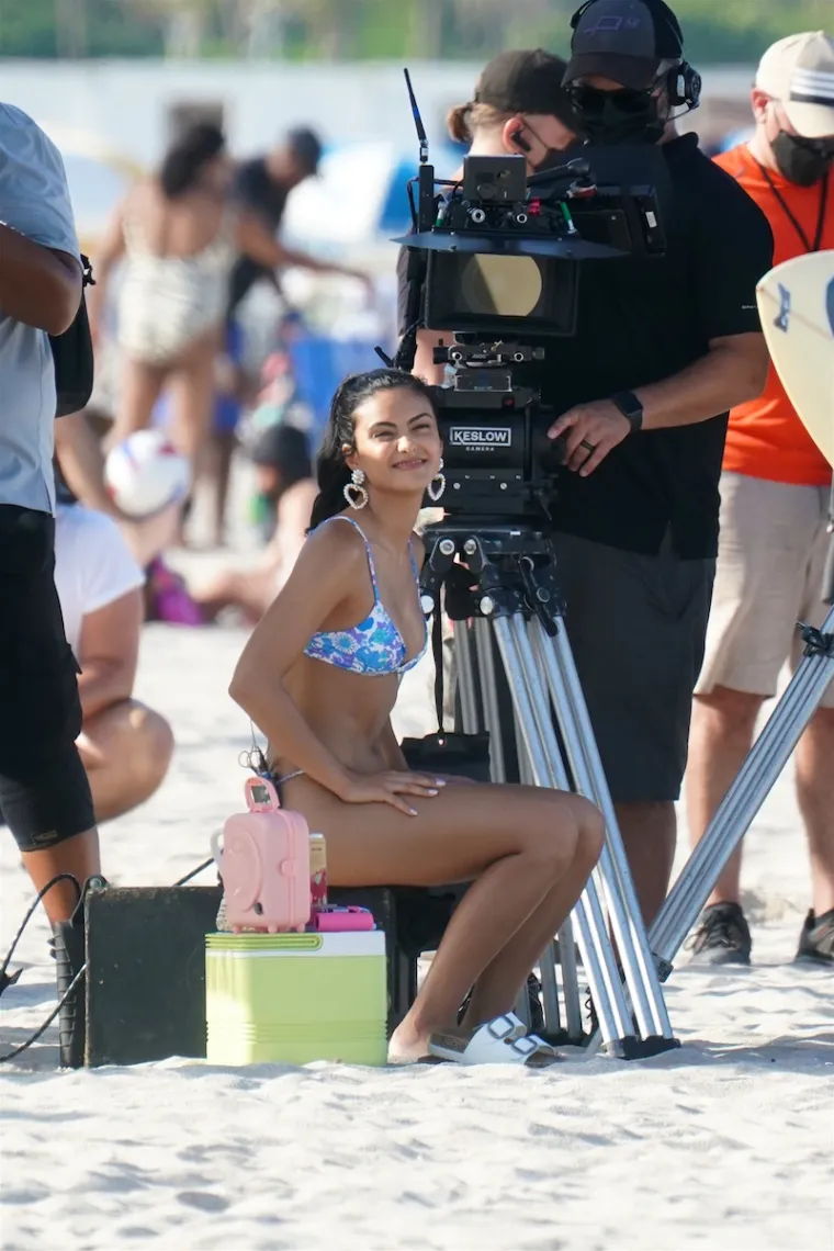 Popularna glumica paradirala je plažom u tangicama: Nema tko se nije za njom okrenuo