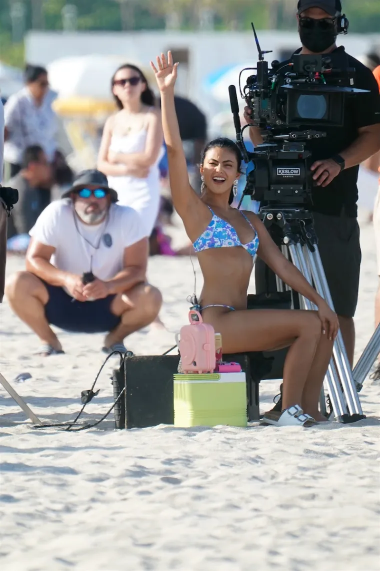Popularna glumica paradirala je plažom u tangicama: Nema tko se nije za njom okrenuo