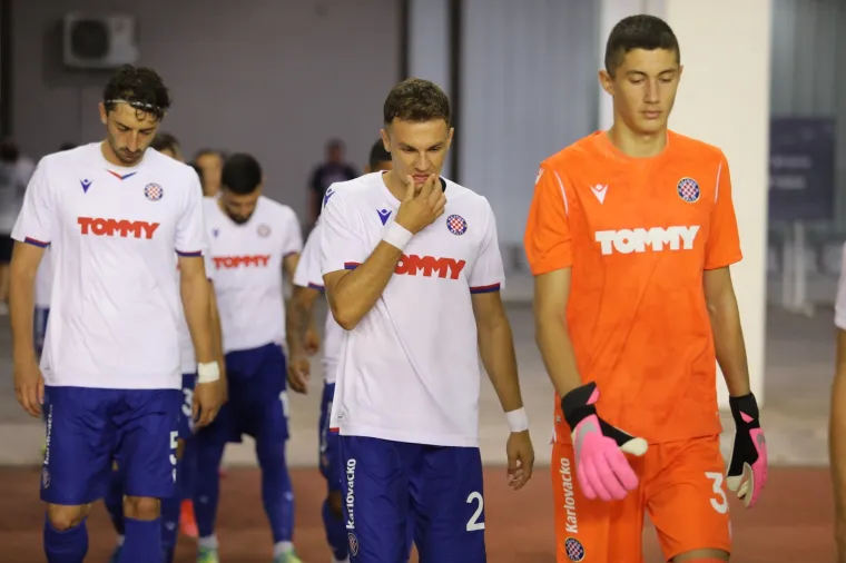 Izvjesili splitski ultrasi jasnu poruku, &scaron;utjeli čitavo prvo poluvrijeme. I onda je počelo sa svetog mjesta na Sjeveru