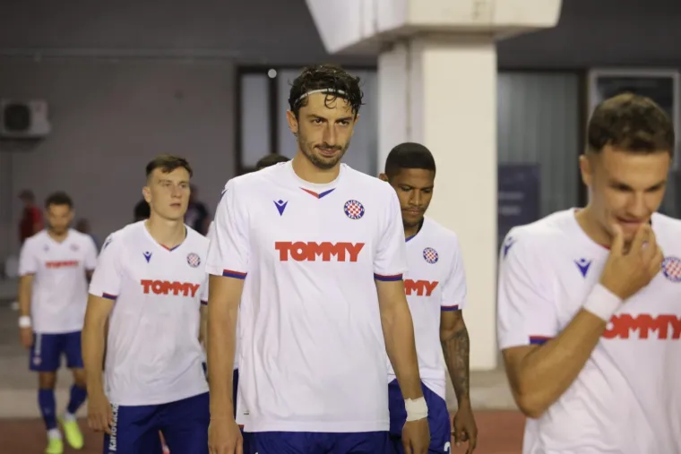 Izvjesili splitski ultrasi jasnu poruku, &scaron;utjeli čitavo prvo poluvrijeme. I onda je počelo sa svetog mjesta na Sjeveru