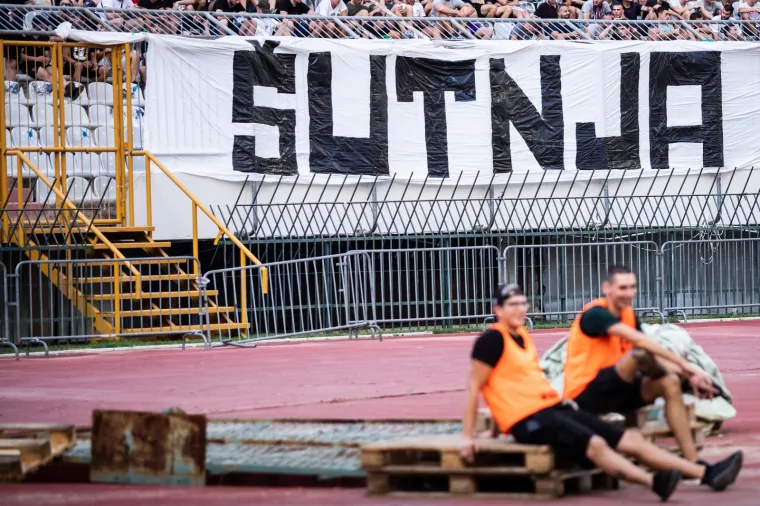 Izvjesili splitski ultrasi jasnu poruku, &scaron;utjeli čitavo prvo poluvrijeme. I onda je počelo sa svetog mjesta na Sjeveru