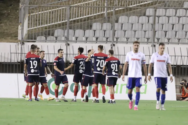 Izvjesili splitski ultrasi jasnu poruku, &scaron;utjeli čitavo prvo poluvrijeme. I onda je počelo sa svetog mjesta na Sjeveru