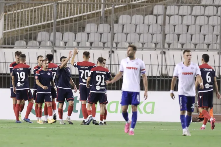 Izvjesili splitski ultrasi jasnu poruku, &scaron;utjeli čitavo prvo poluvrijeme. I onda je počelo sa svetog mjesta na Sjeveru