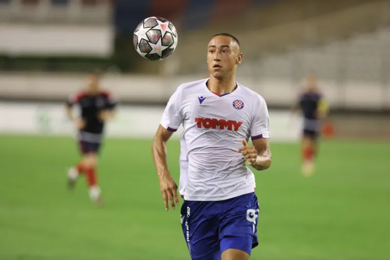 Izvjesili splitski ultrasi jasnu poruku, &scaron;utjeli čitavo prvo poluvrijeme. I onda je počelo sa svetog mjesta na Sjeveru