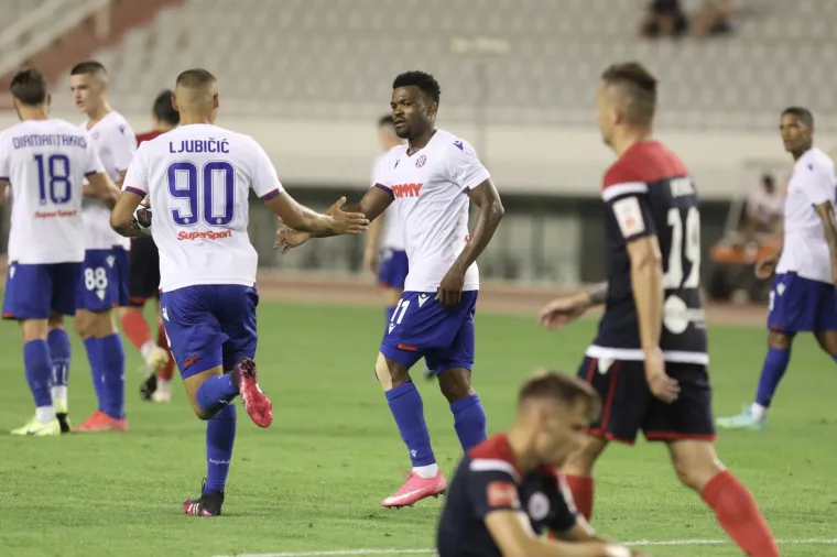 Izvjesili splitski ultrasi jasnu poruku, &scaron;utjeli čitavo prvo poluvrijeme. I onda je počelo sa svetog mjesta na Sjeveru