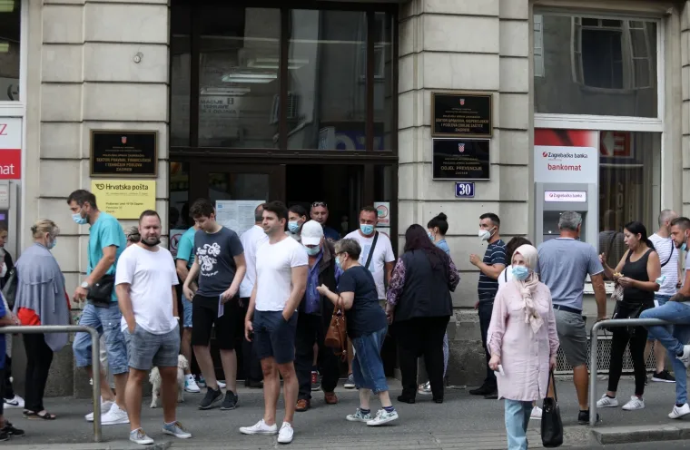 Velike gužve ispred zgrade Policijske uprave u Petrinjskoj: Građani navalili na nove osobne iskaznice