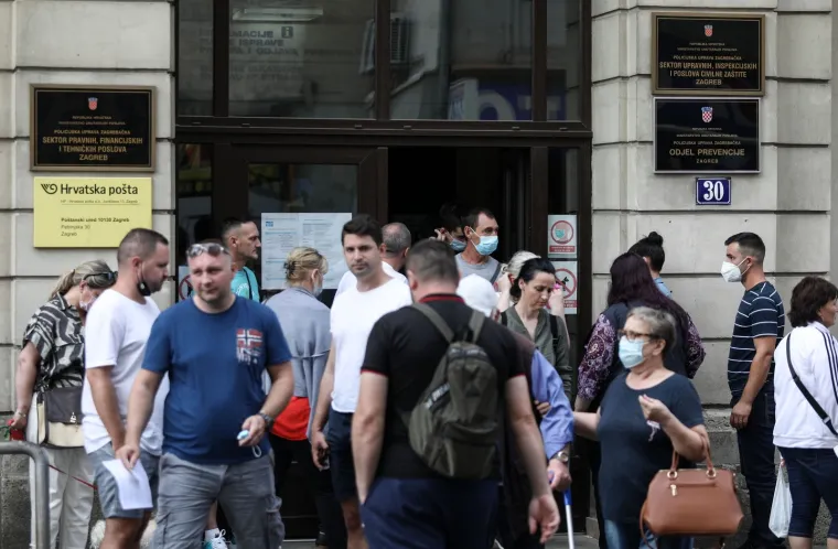 Velike gužve ispred zgrade Policijske uprave u Petrinjskoj: Građani navalili na nove osobne iskaznice