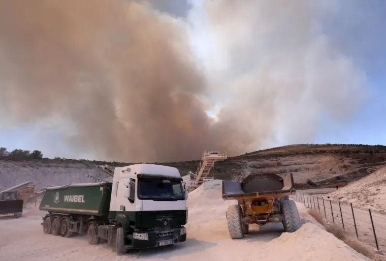 Dramatična situacija: Buknuo veliki požar kod Segeta Gornjeg! Na terenu su sve raspoložive vatrogasne snage
