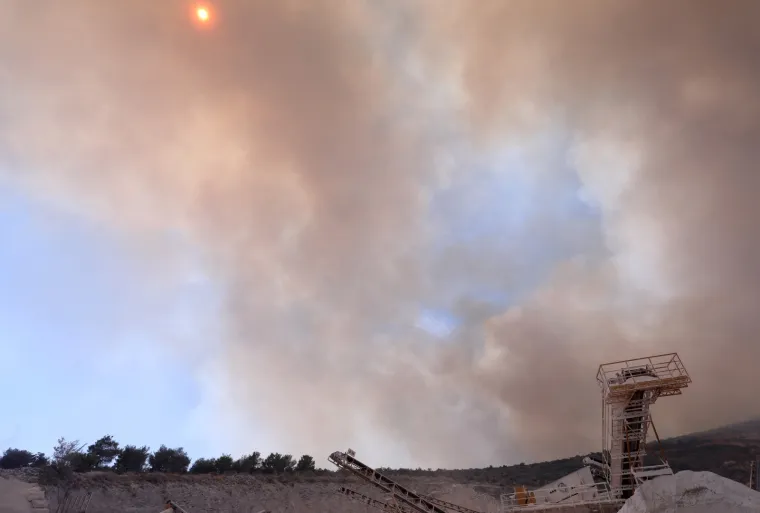 Dramatična situacija: Buknuo veliki požar kod Segeta Gornjeg! Na terenu su sve raspoložive vatrogasne snage