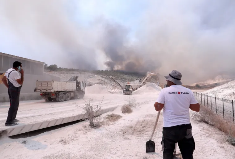 Dramatična situacija: Buknuo veliki požar kod Segeta Gornjeg! Na terenu su sve raspoložive vatrogasne snage